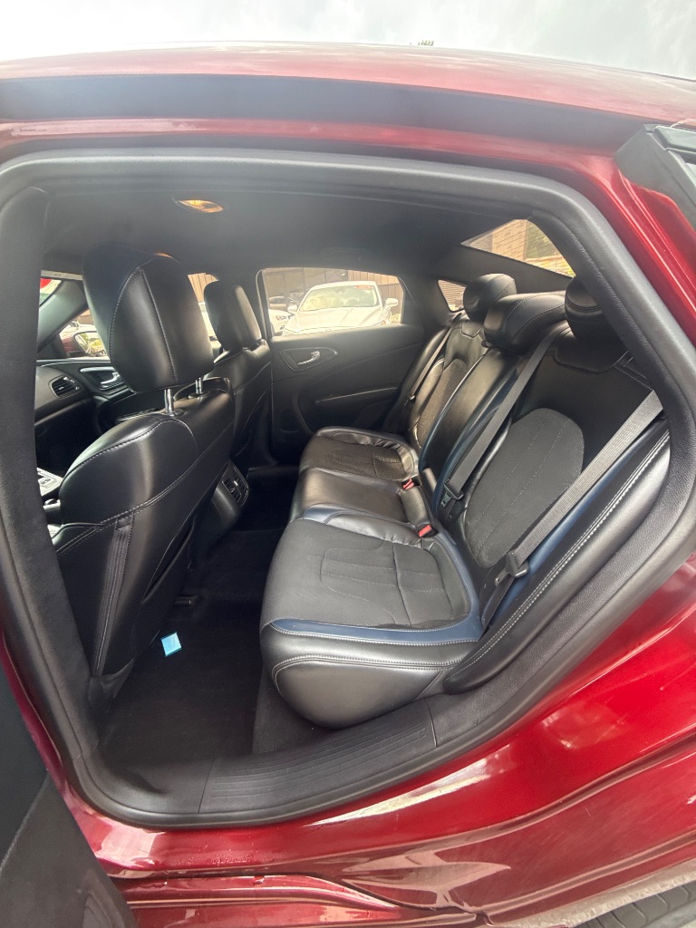 2016 Chrysler 200 S - Photo 14